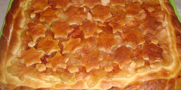Gefüllte Torte mit Erdbeermarmelade