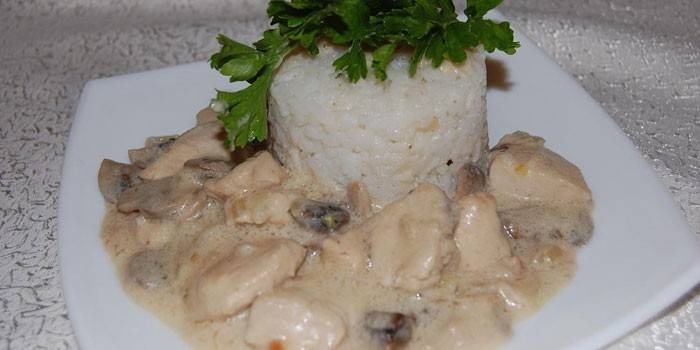 شرائح صدور الدجاج مع الفطر في صلصة كريمية والأرز