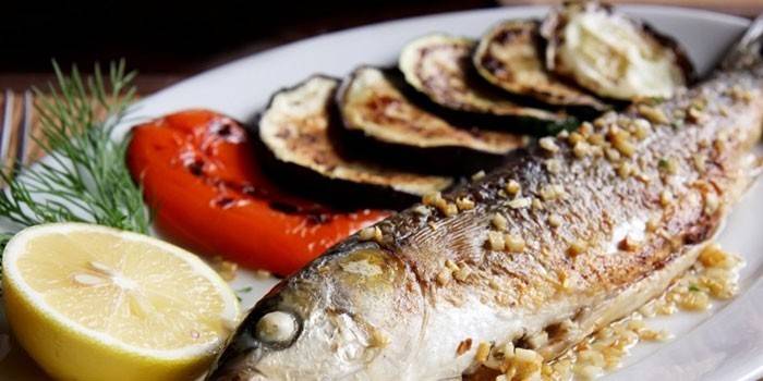 Peixe assado inteiro