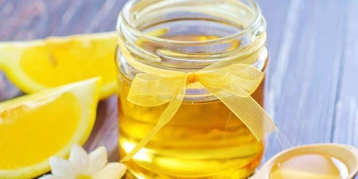 عسل الماء مع الليمون في جرة