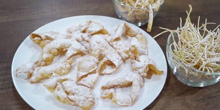 Smalka kraukšķīga otiņa uz plāksnes