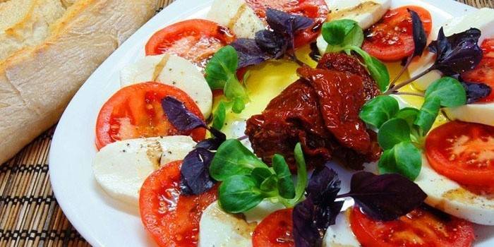 สลัด Caprese กับมะเขือเทศตากแห้ง