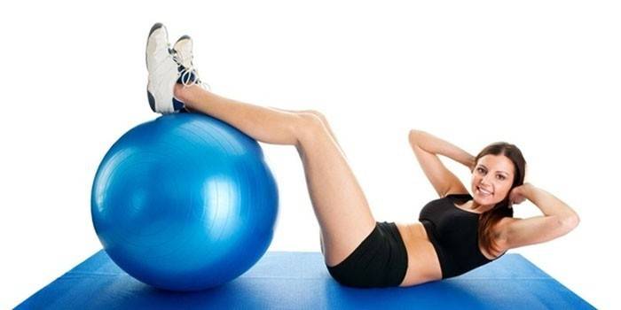 Jente rister på fitball