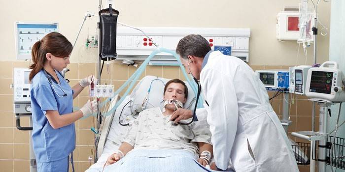 El tipo en el ventilador y los paramédicos en su cama.