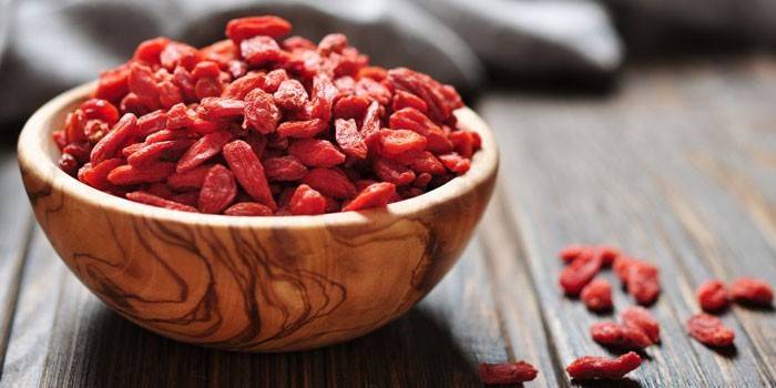 Bayas de goji secas en un plato