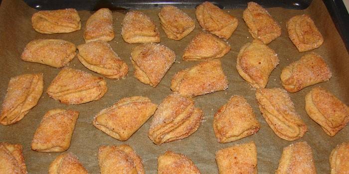 Triangles de caillé prêts à l'emploi sur une plaque à pâtisserie