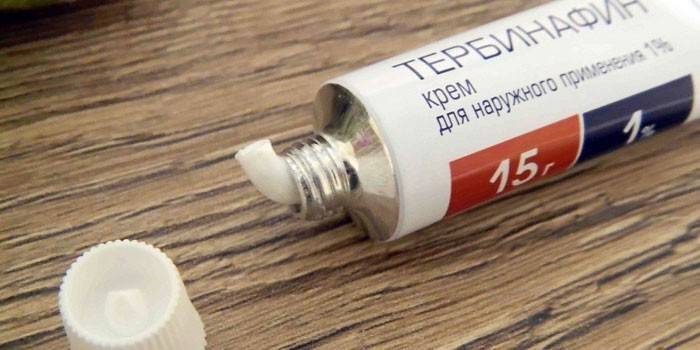Terbinafine αλοιφή σε ένα σωλήνα