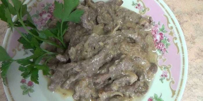 Stroganoff vom Leberrind in der Sauerrahmsoße auf einer Platte