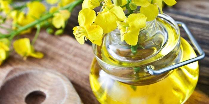 Olio di colza in un barattolo di vetro