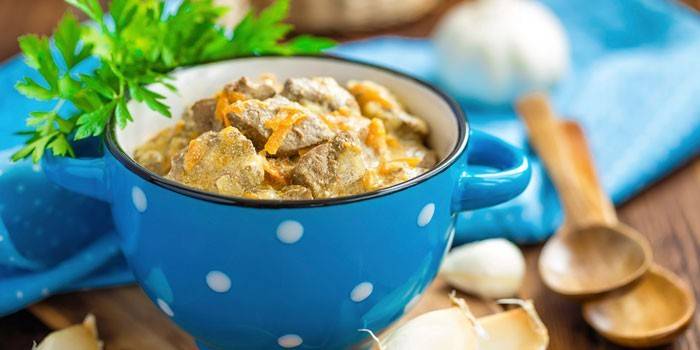 Fegat amb pastanagues en salsa de crema agria en un plat profund