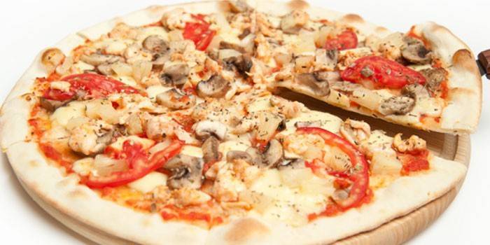 Pizza mit Tomaten, Champignons und Hähnchen