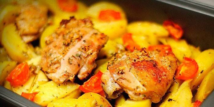 Cuixes de pollastre al forn amb patates a la planxa