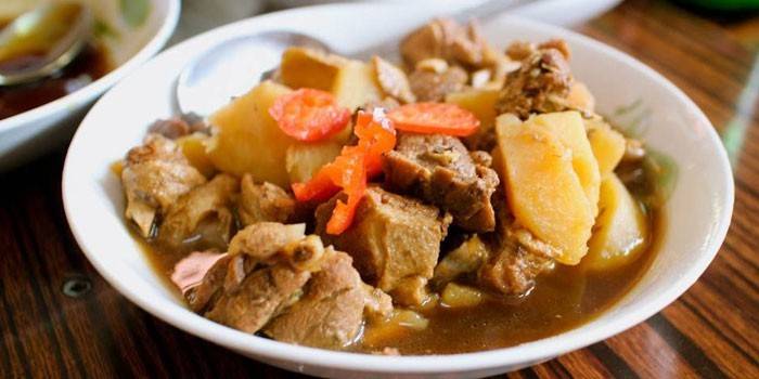 Batatas fritas em um prato