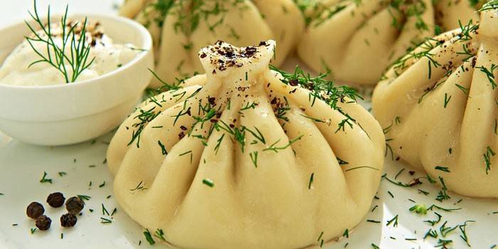 Keitetyt Khinkali yrtteillä ja mustalla pippurilla