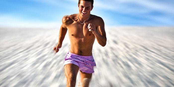 El chico esta corriendo