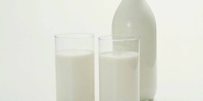Kéfir dans des verres et une bouteille