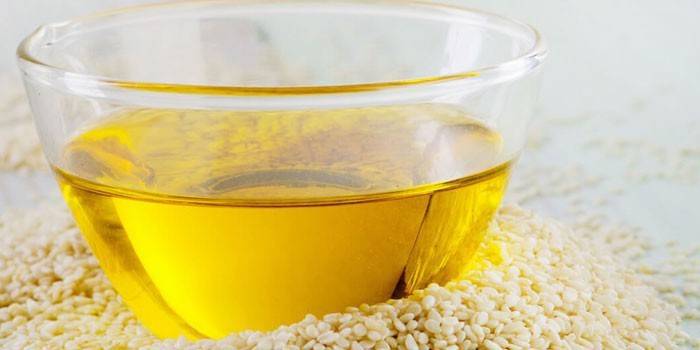 Σησαμέλαιο σε γυάλινη πλάκα και σουσάμι