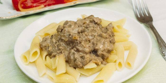 Matapang na atay ng manok sa sarsa ng kulay-gatas na may pasta