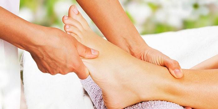 Fille faisant un massage des pieds