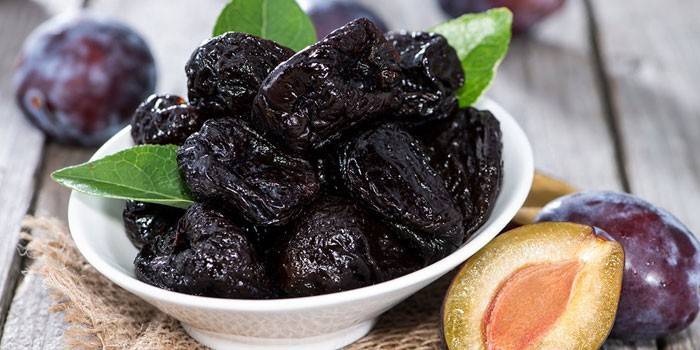 Prune pe o farfurie