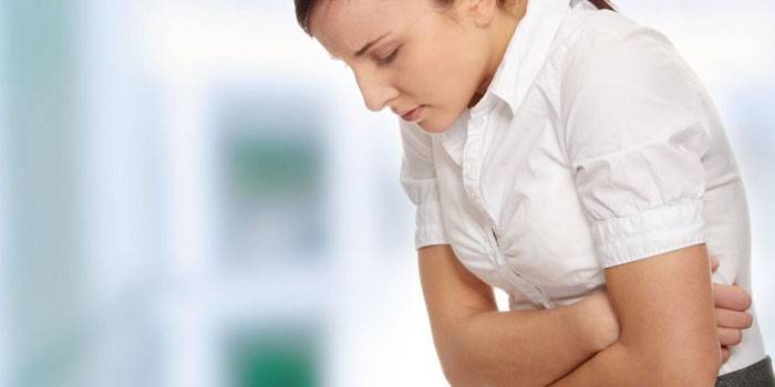 Cô gái bị đau bụng