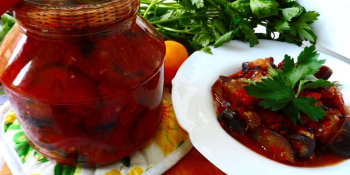 Krydret aubergine i en tallerken og en krukke