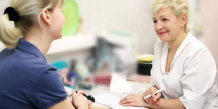 Mujer en la cita del doctor