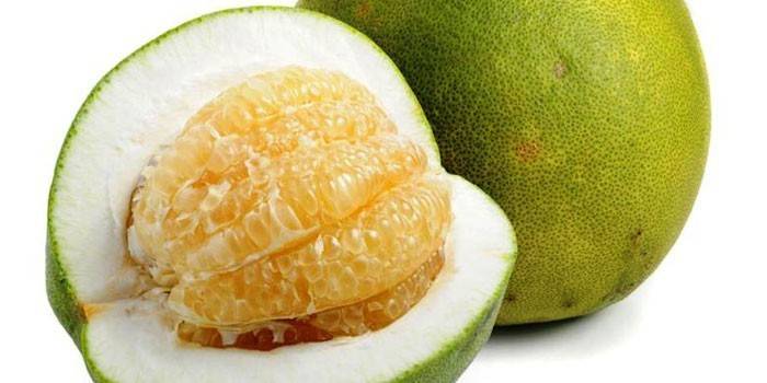 Φρούτα pomelo σε μια περικοπή