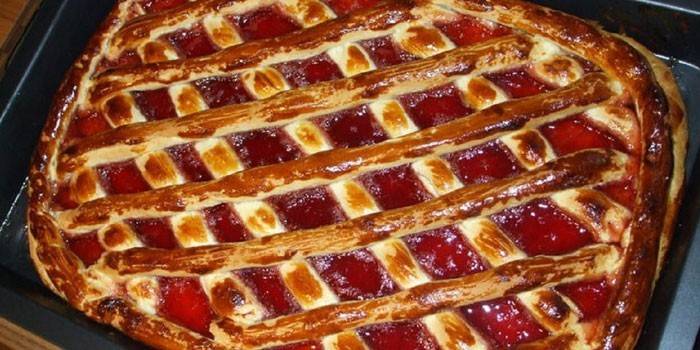 Torte mit Marmeladenfüllung auf einem Backblech im Ofen öffnen
