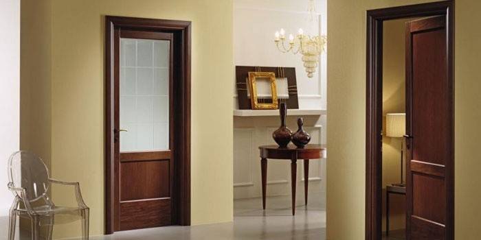 Portas no interior do apartamento