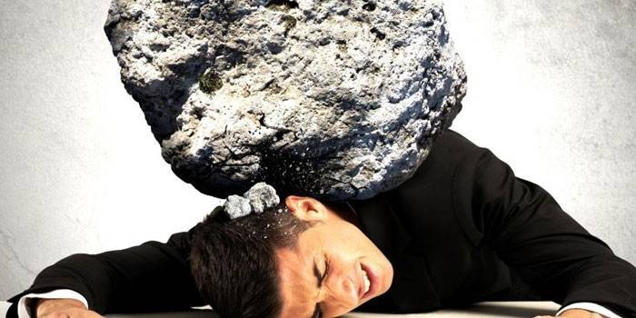 L'uomo sotto la pietra