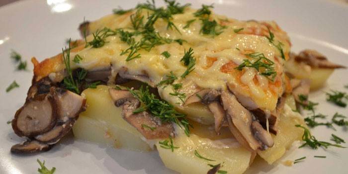 Pommes de terre au four avec des champignons et du fromage