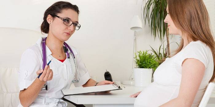Femeie însărcinată la consultația medicului