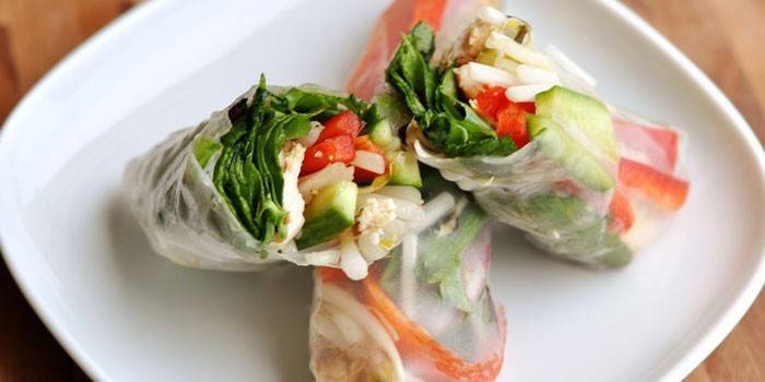 Rollitos de primavera vegetales en un plato