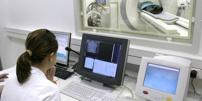 ילדה מבצעת סריקת CT במחשב