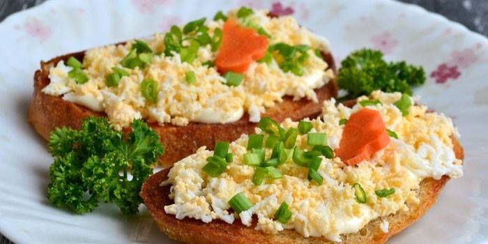 Bánh mì chiên với trứng luộc và tỏi