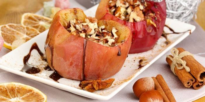 Чиния с печени ябълки с пълнеж от ядки и мед и шоколадов сос
