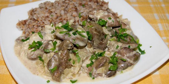 Hühnerleberbeilage in Sauerrahmsauce mit gekochtem Buchweizen
