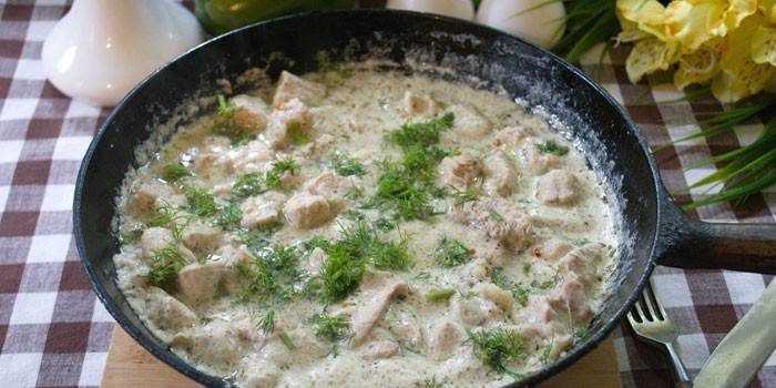 เนื้อไก่งวงหั่นบาง ๆ ในครีมในกระทะ