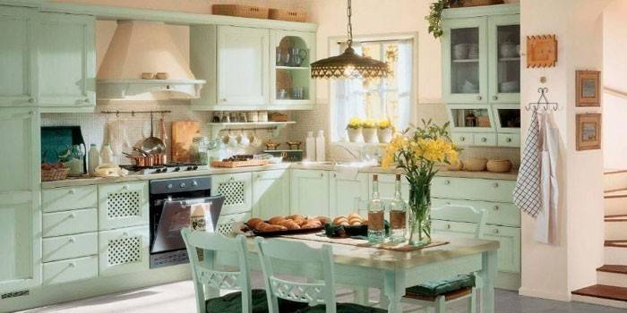 Cucina in stile provenzale in una casa di campagna