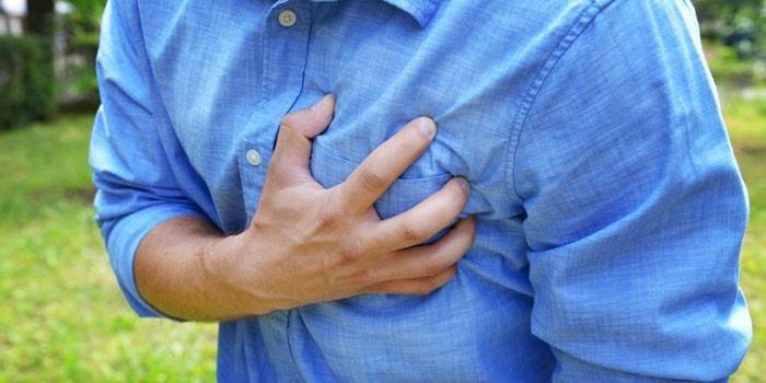 El hombre tiene dolor de corazón