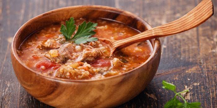Sopa de Kharcho em um prato