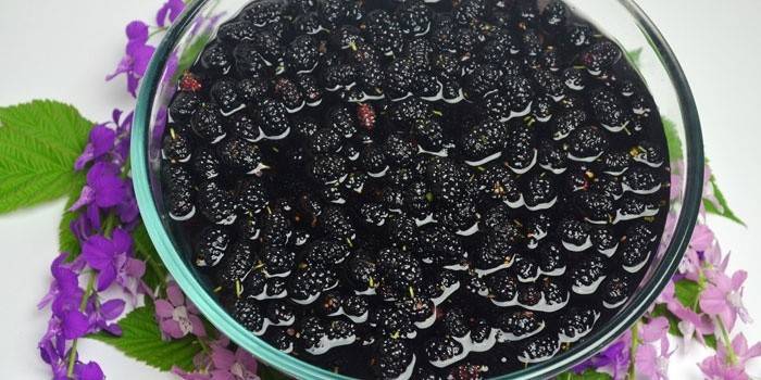 Mứt dâu trong đĩa
