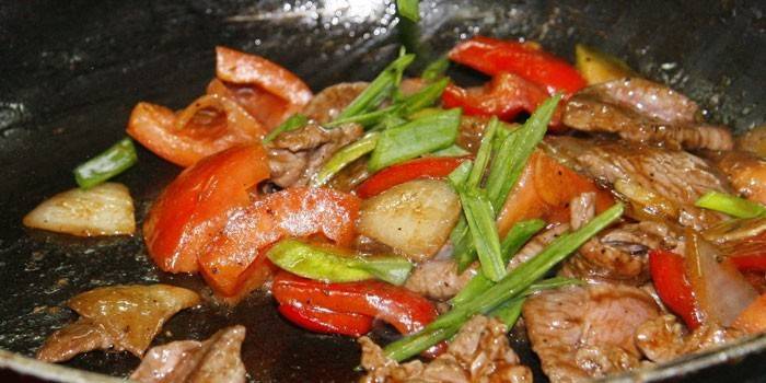 Carne assada com legumes em uma panela