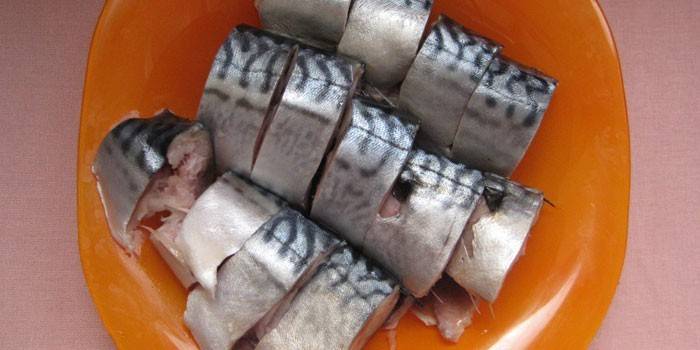 Esqueix tallat en un plat