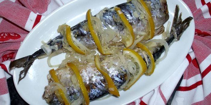 Vela amb llimona i ceba en un plat