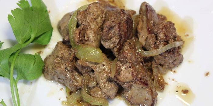 Τηγανημένο ήπαρ σε ένα πιάτο