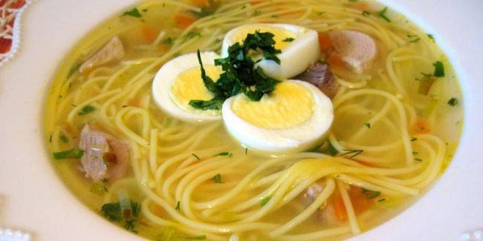 Suppe mit Eiern, Fleischscheiben und Nudeln