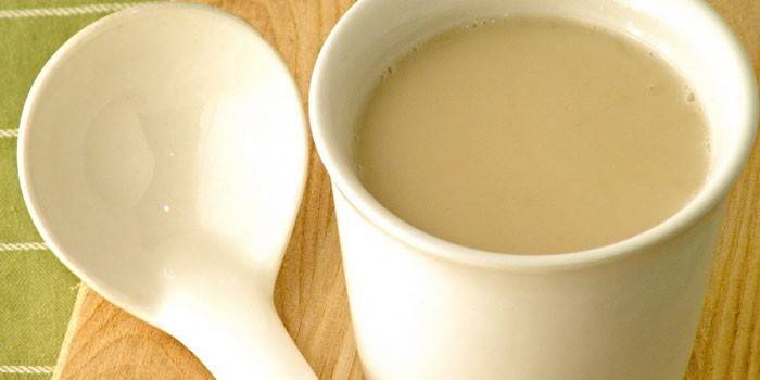 Fertiggebackene Milch in einer Tasse
