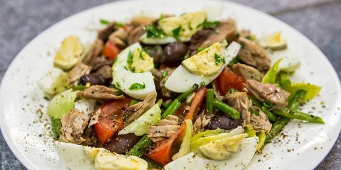 Įvairios Nicoise salotos su konservuotu tunu